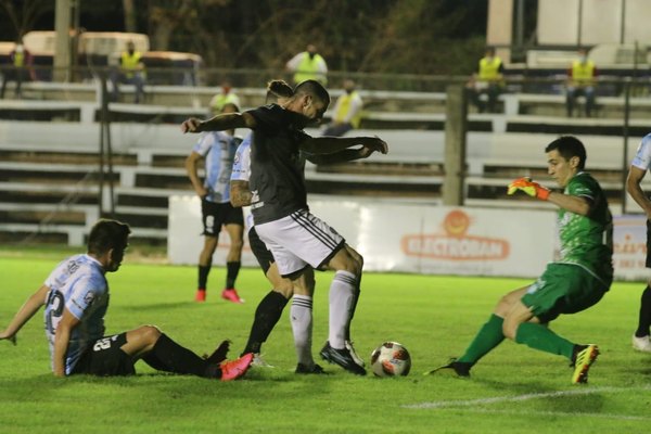 Guaireña y Olimpia, en Villarrica, con la obligación de no perder pisada