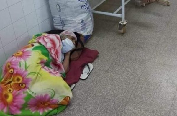 Foto de abuelita acostada en el piso es real pero “fue mientras le buscaban lugar”, según doctor | Ñanduti