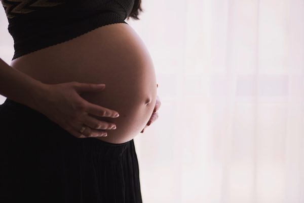 Advierten sobre el peligroso aumento de embarazadas con Covid-19 - El Trueno