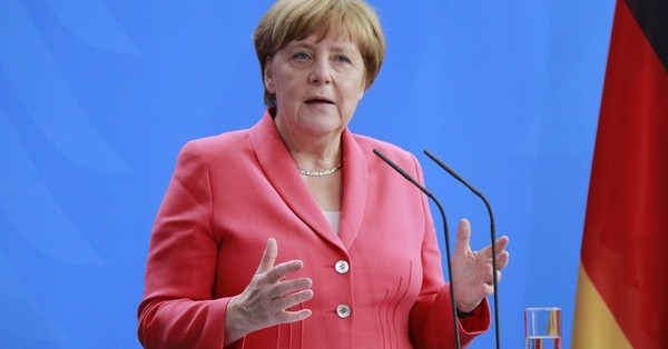 Angela Merkel dio el ejemplo y recibió la primera dosis de la vacuna AstraZeneca - SNT