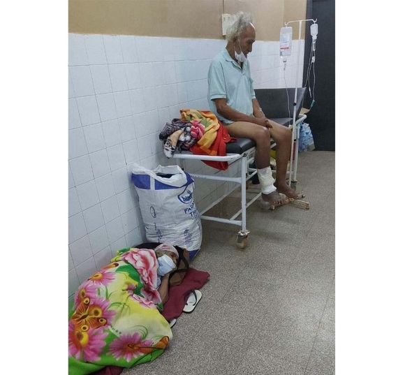 Caaguazú: Enfermos de COVID-19 son atendidos en sillas por falta de camas UTI