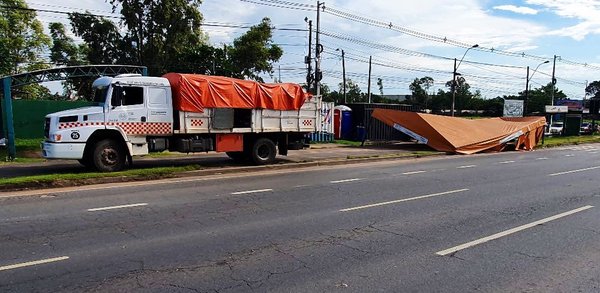 Emergencia Nacional asiste a familias afectadas por temporal en Mariano Roque Alonso