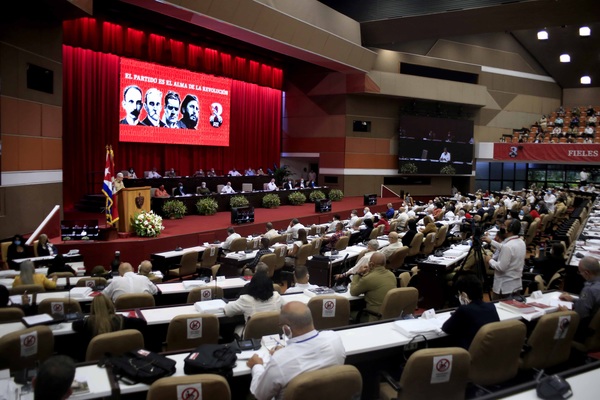 Castro prioriza el desarrollo económico en su discurso del VIII Congreso del PCC - MarketData