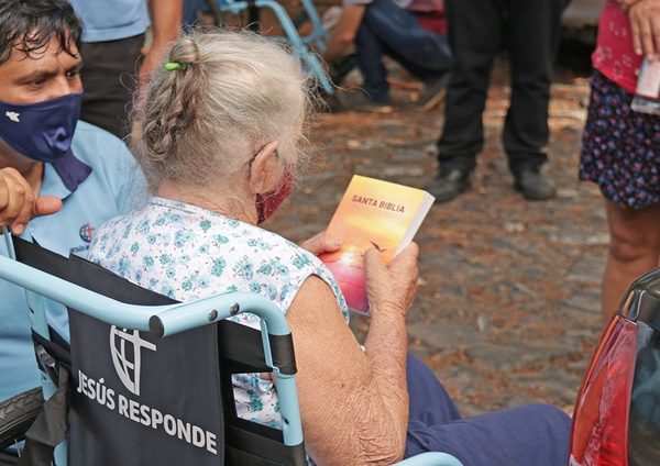 Fundación Jesús Responde continúa entregando sillas de ruedas