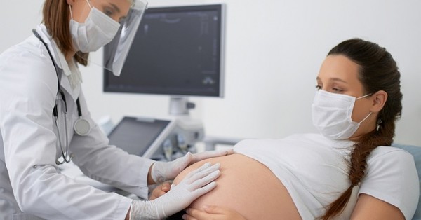 Estudio confirma que anticuerpos de la madre protegen al bebé frente al Covid-19 los primeros 2 meses - SNT