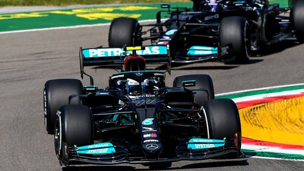 Mercedes impone su ritmo en los ensayos libres en Imola