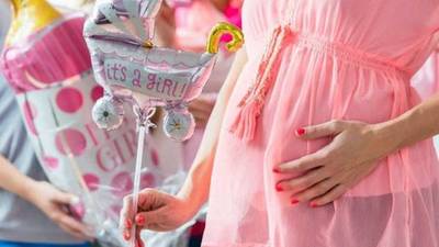 Aumentan casos de Covid en embarazadas, médicos piden suspender baby showers - ADN Digital