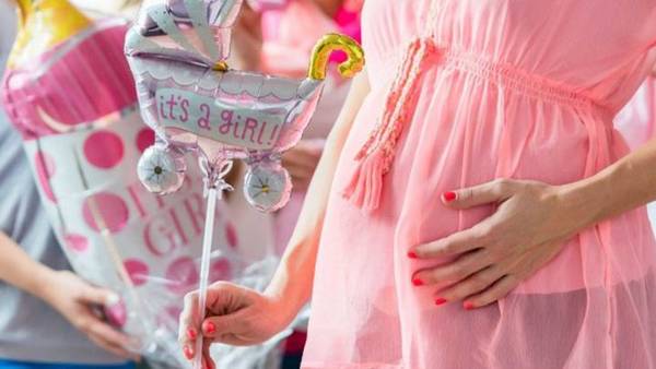 Aumentan casos de Covid en embarazadas, médicos piden suspender baby showers - ADN Digital