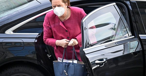 La Nación / Angela Merkel recibió su primera dosis de anticovid