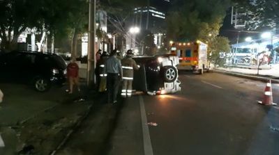 Tras vuelco parcial de vehículo, conductora resultó ilesa - Nacionales - ABC Color