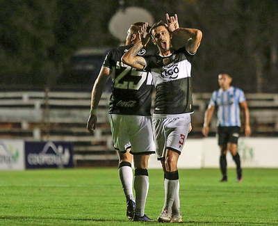 Olimpia alcalzo la punta en Guaira