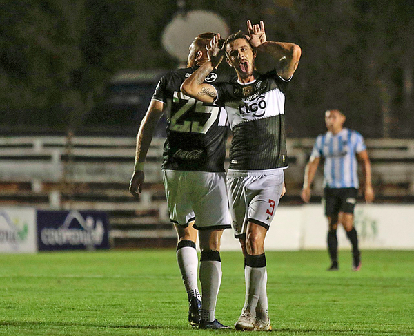 Olimpia alcalzo la punta en Guaira
