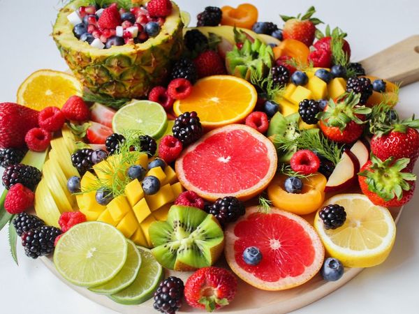 Por qué nunca debiste dejar de comer estos 6 “restos” de frutas