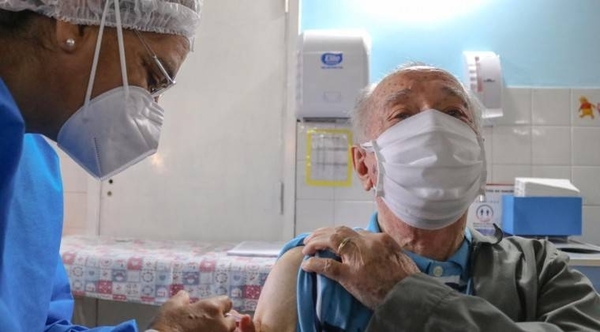 Diario HOY | Extienden hasta hoy vacunación a mayores de 85
