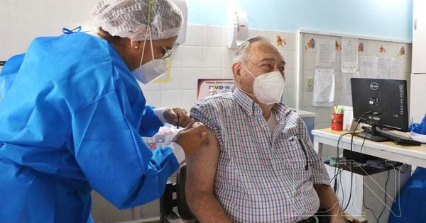 La Nación / Abuelitos de 85 años o más tienen tiempo hasta hoy de inmunizarse contra el COVID-19