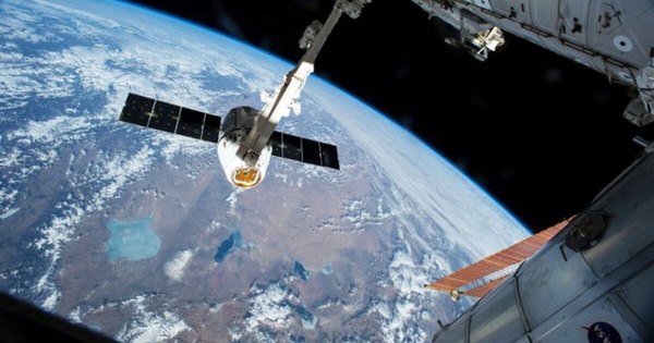 La Nación / Retornan a tierra de la ISS dos cosmonautas rusos y una astronauta de la NASA