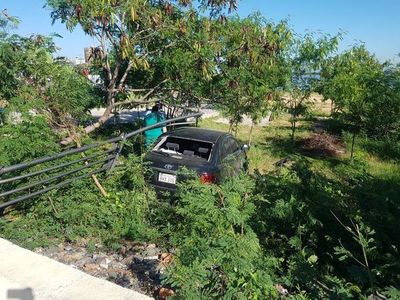 Terminó en la ribera tras llevarse por delante un banco, postes y vallado en la Costanera - Nacionales - ABC Color