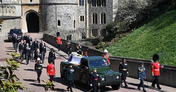 La Nación / Da comienzo el cortejo fúnebre del príncipe Felipe, marido de Isabel II