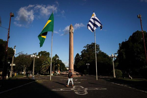 Uruguay usará las vacunas de AstraZeneca contra el COVID-19 para blindar la frontera con Brasil – Prensa 5