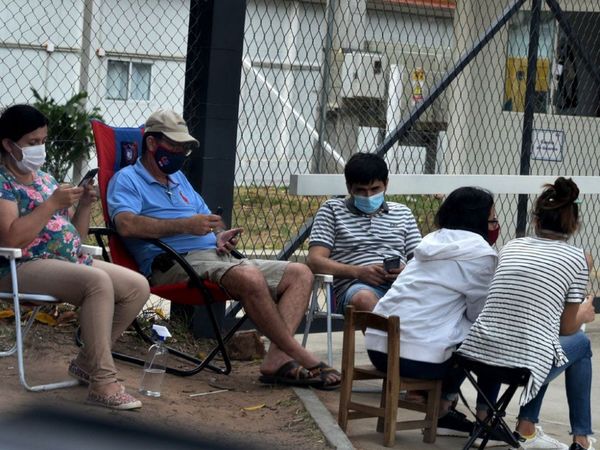 Voluntarios ayudan a familias en gestión de Pytyvõ Medicamentos