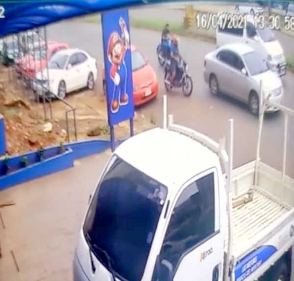Hurtan motocicleta del estacionamiento de un comercio - La Clave