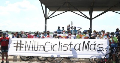 La Nación / #Niunciclistamás: ciclistas pedalearon en la costanera por la Ley de libre circulación de bicicletas