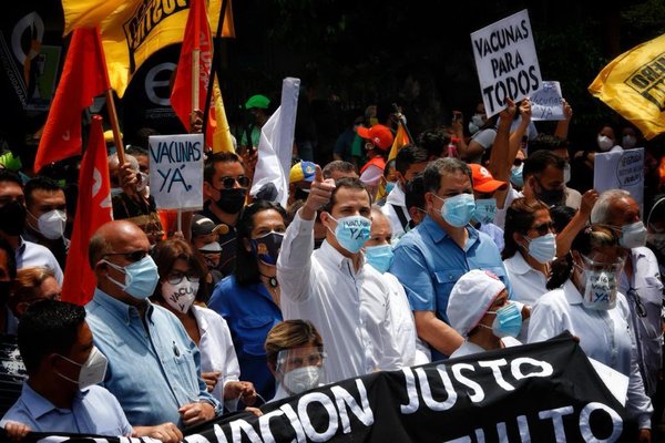 “¡Vacunación ya!” Gremios de salud y opositores de Venezuela se movilizaron este sábado