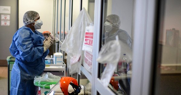 La Nación / Agotados y con camas al límite, médicos argentinos se preparan para segunda ola de COVID