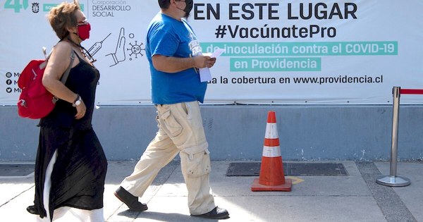 La Nación / Chile vacuna al 50% de su población objetivo con al menos una dosis