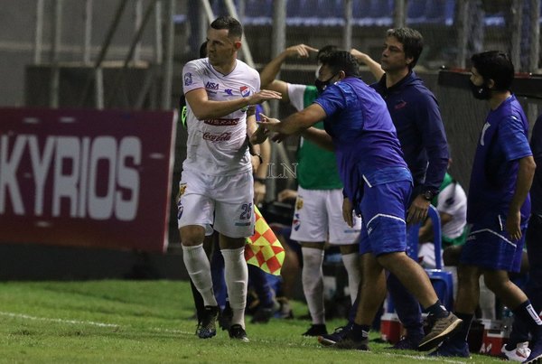 Un polémico penal le da la victoria y punta del torneo a Nacional