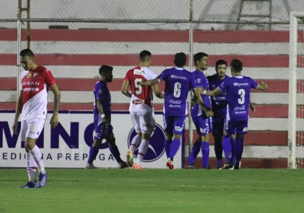 Sol de América se reencuentra el triunfo y hunde aún más a River Plate