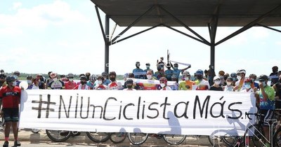 La Nación / Ciclistas pedalearon por la ley de libre circulación de bicis