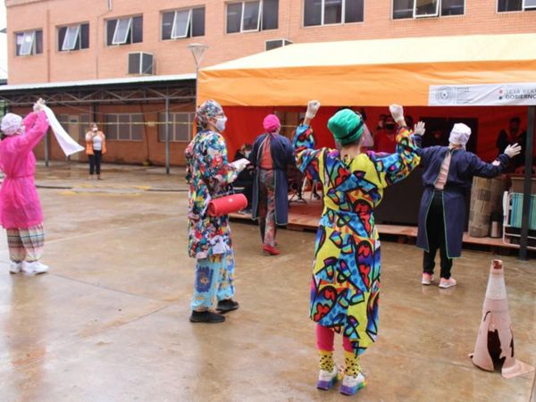 Payasonrisas llevan su antídoto contra el Covid a los hospitales