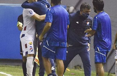 Polémica, victoria y liderato - Fútbol - ABC Color