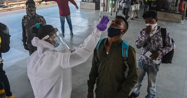 La Nación / El coronavirus se ensaña con los jóvenes en India, confrontada a una explosión de casos