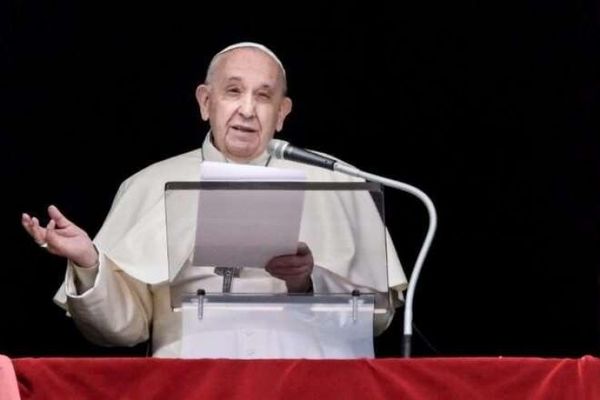 El papa reaparece ante la Plaza San Pedro para su plegaria dominical