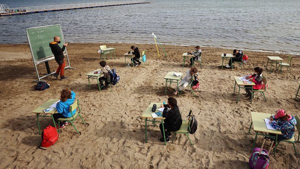 Una escuela española cambió las aulas por clases en la playa | Ñanduti