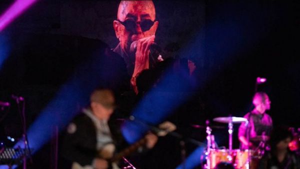 El Indio Solari sorprendió con dos estrenos en el masivo show virtual de su banda