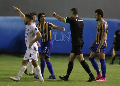 'Penal sin tarjeta, sobre la línea fue', dijo Ojeda antes de pitar penal