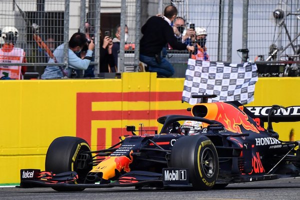 F1: Verstappen gana en Imola ante un Hamilton que se robó aplausos