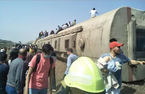 Al menos 32 muertos y unos 100 heridos tras descarrilarse un tren en Egipto | Ñanduti