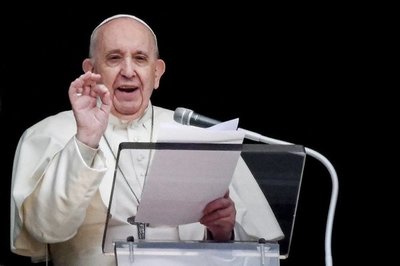 El papa Francisco reapareció en la Plaza San Pedro para su plegaria dominical