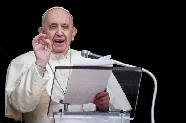El papa Francisco reapareció en la Plaza San Pedro para su plegaria dominical