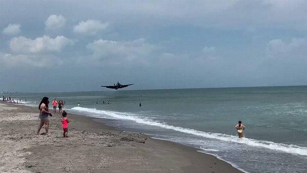 Un avión de la Segunda Guerra Mundial aterriza de emergencia en una playa de Florida | Ñanduti