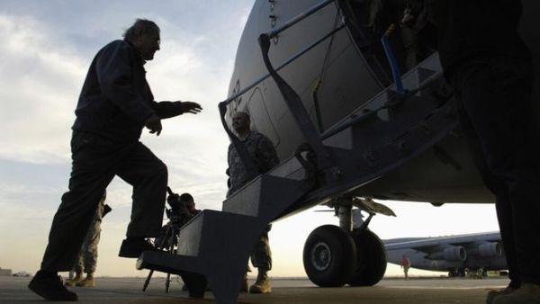 Varios misiles golpean una base aérea en Irak que alberga tropas de EEUU