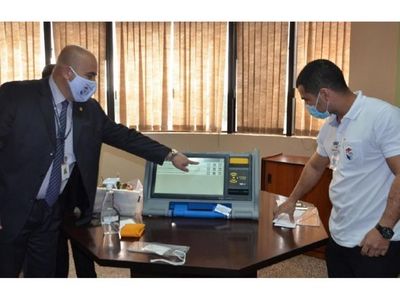 Instruyen sobre las máquinas de votación