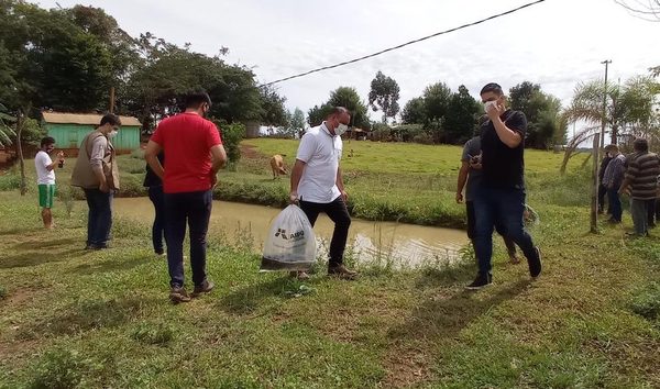 Ferreira distribuye alevines en Minga Guazú