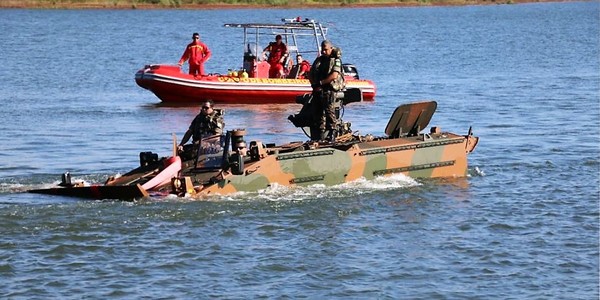 Entrenan a MILITARES BRASILEÑOS para uso de ANFIBIOS “Guaraní” en el Lago de Itaipú