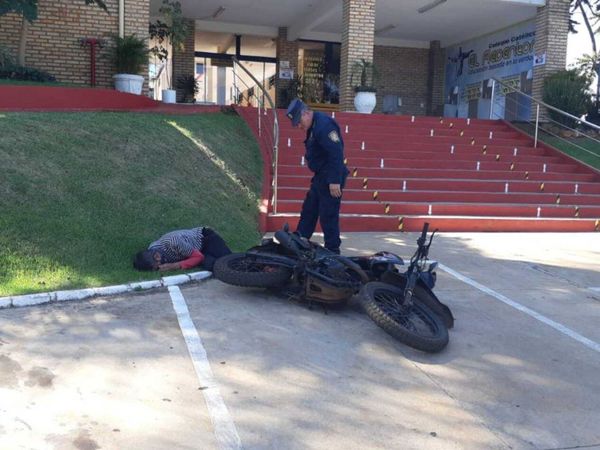 Guardia tomó tereré con somnilera y apareció tumbado en la calle