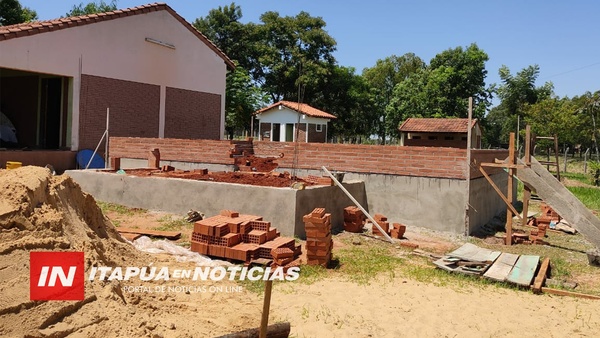 AVANZAN CON CONSTRUCCIONES DE AULAS Y SANITARIOS EN ITAPÚA.
